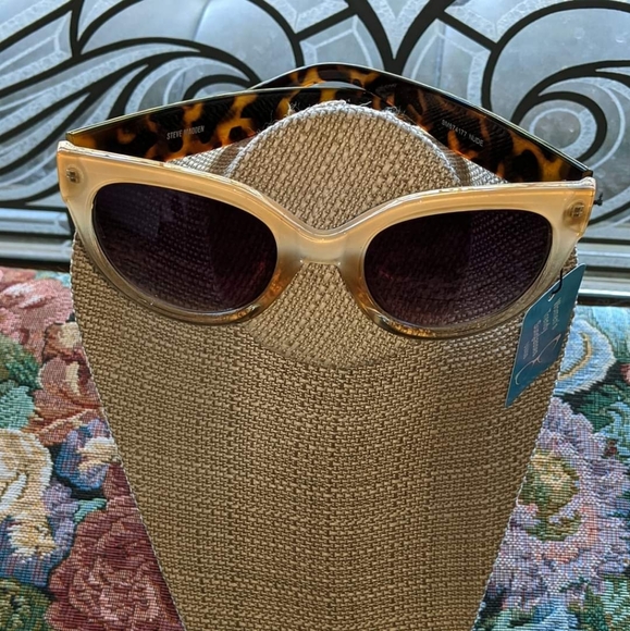 Sunglasses Blonde, Cream to Clear fade and Tortoise Shell marked Steve Madden - Picture 1 of 4